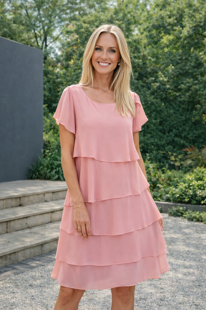 Knielanges Damen Sommerkleid in Rot mit Rüschen und lockerer Passform. Vielseitig für Freizeit und elegante Anlässe.