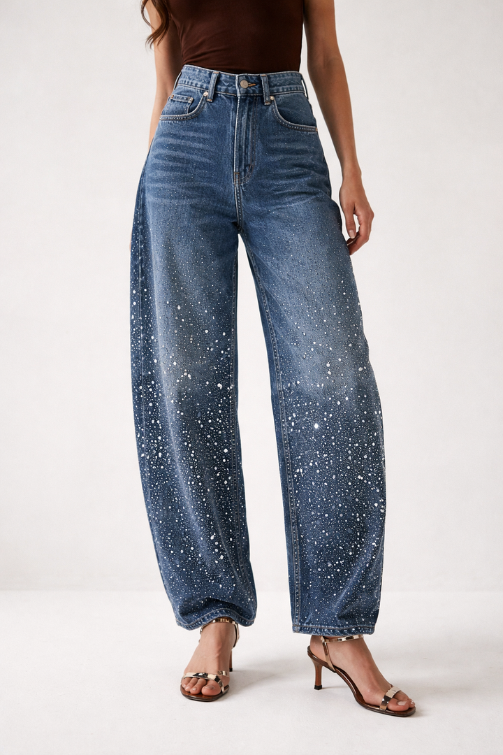 Modische Damenjeans im Balloon Fit mit Carpenter-Details für urbanen Freizeit-Look und hohen Komfort.