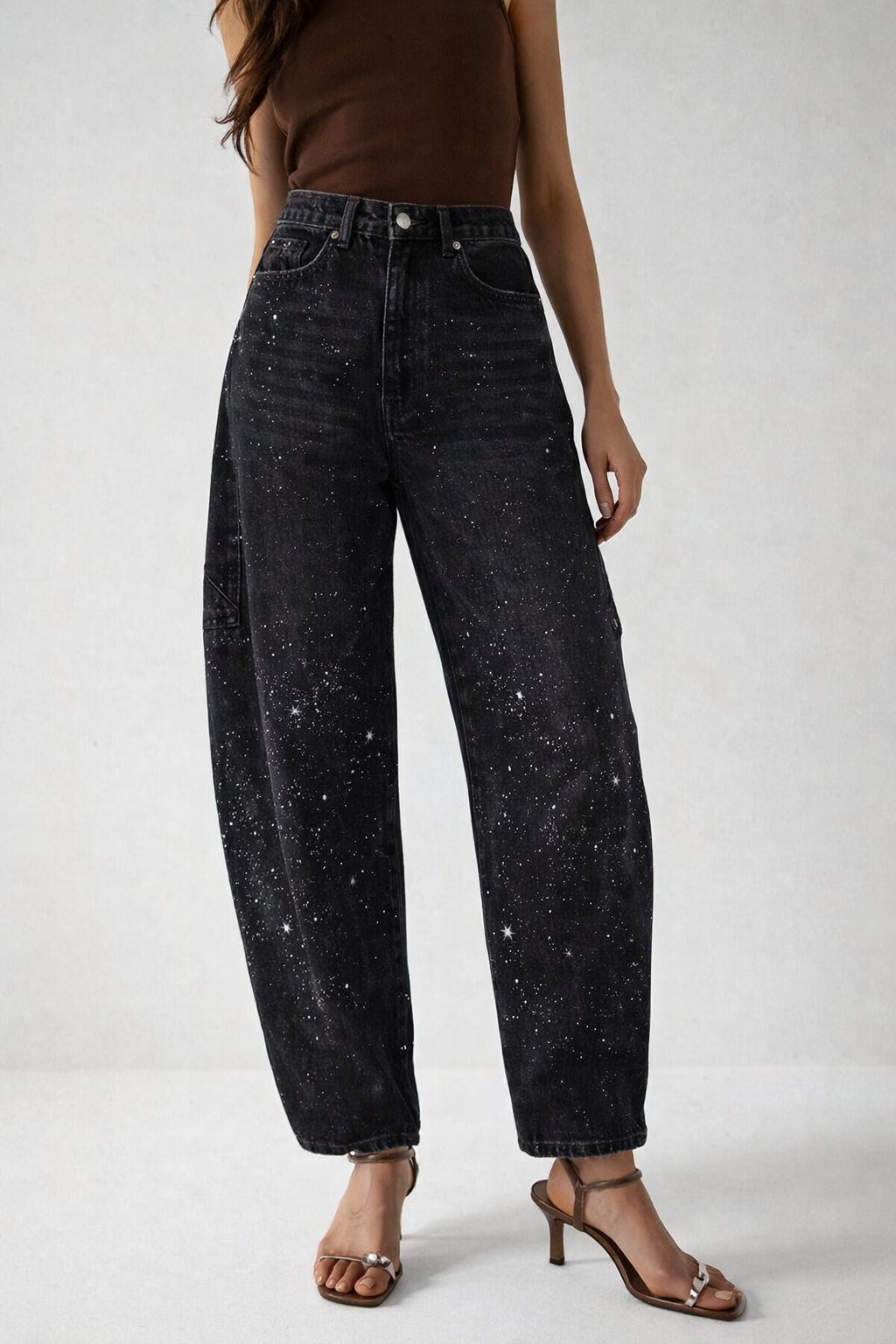 Stylische Damenjeans: Balloon Fit mit Carpenter-Details. Bequeme, weite Passform für moderne Damenmode.