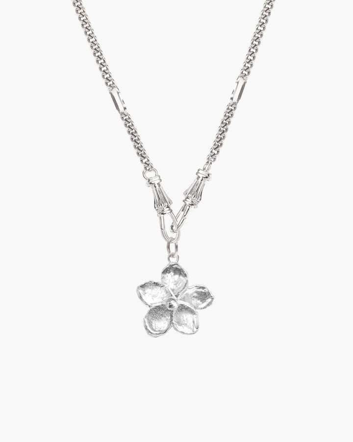 Vielseitige Edelstahl Halskette für Frauen, silberfarben, mit elegantem Charm Holder Design.