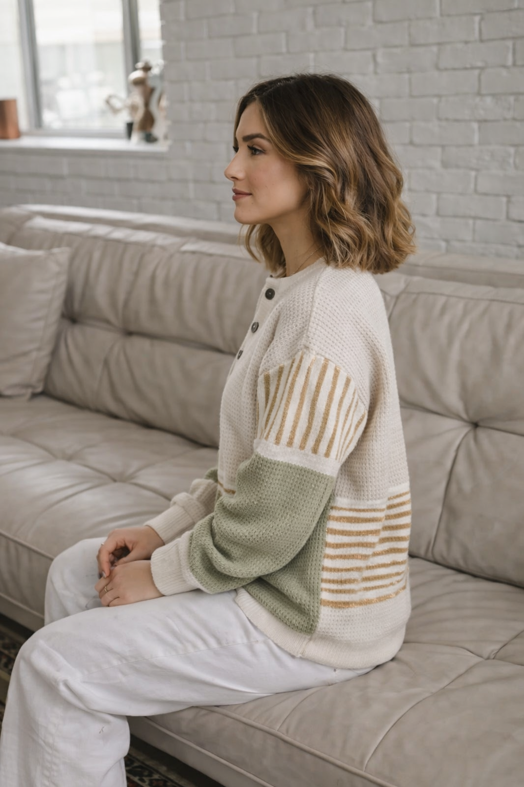 Modisches, lockeres Damen Sweatshirt mit Muster. Beiges Langarm-Oberteil, ideal für stilvolle Freizeitlooks.