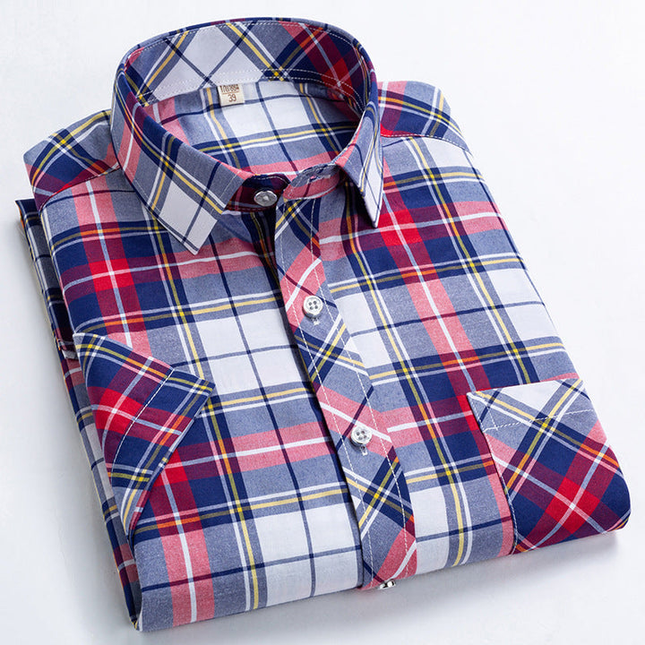 Modisches Herren Oberteil: Kurzarmhemd mit Reverskragen und Karomuster für einen lässig-eleganten Sommerauftritt.