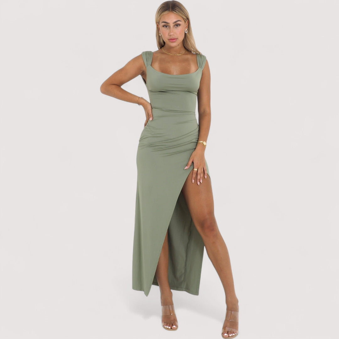 Festliches dunkelgrünes Damen Maxikleid mit stilvollem Schlitz & gerafften Spaghettiträgern. Elegant für besondere Anlässe.
