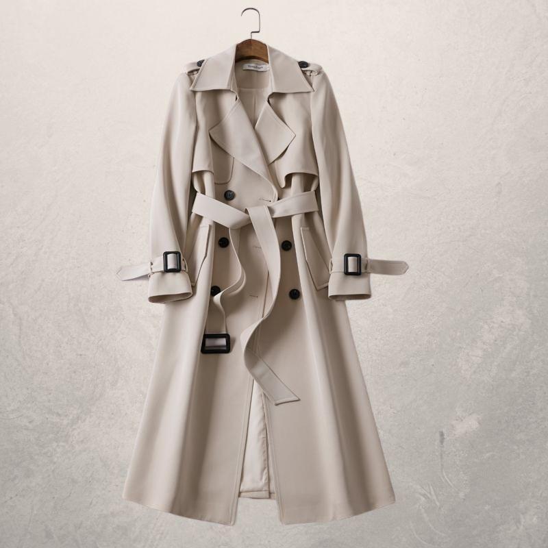 Detailaufnahme: Eleganter Damenmantel mit Polo-Kragen und dekorativer Schnürung. Stilvolle Oberbekleidung.