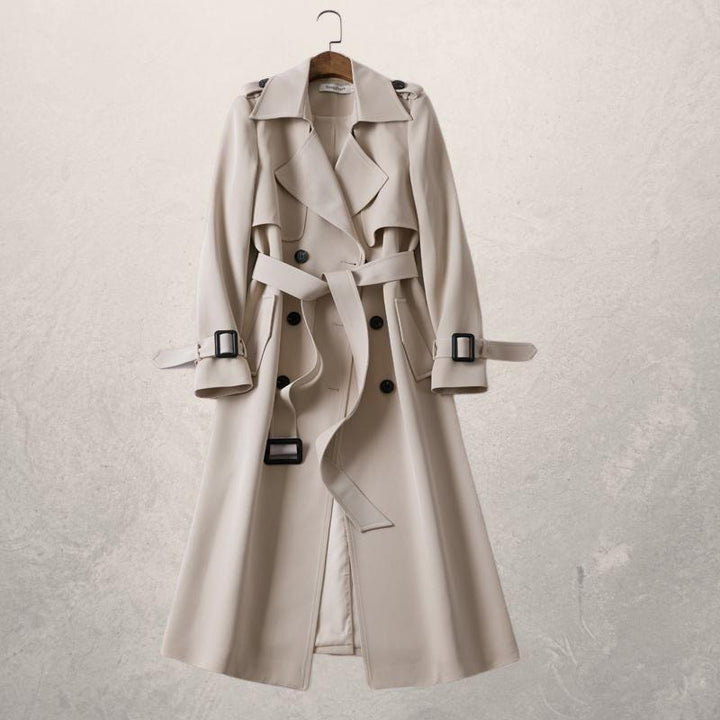Detailaufnahme: Eleganter Damenmantel mit Polo-Kragen und dekorativer Schnürung. Stilvolle Oberbekleidung.