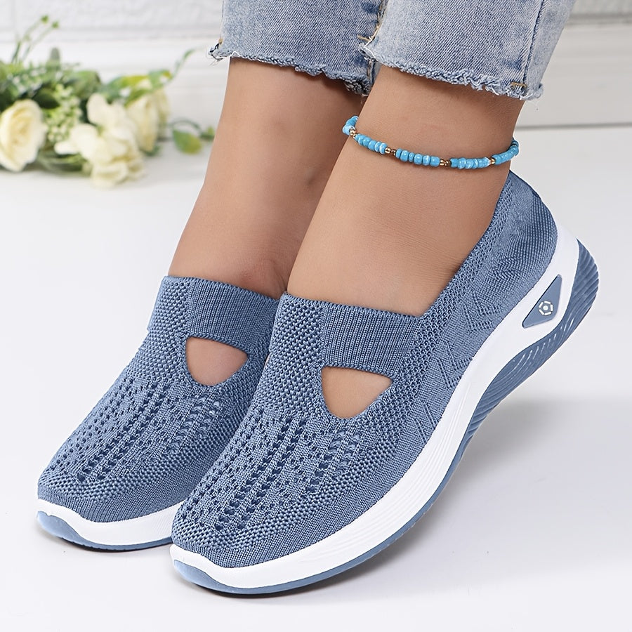 Zwei leichte Damensneaker nebeneinander. Bereit für mühelosen Komfort den ganzen Tag.