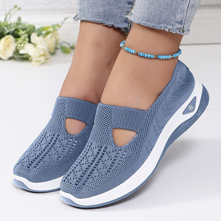 Zwei leichte Damensneaker nebeneinander. Bereit für mühelosen Komfort den ganzen Tag.