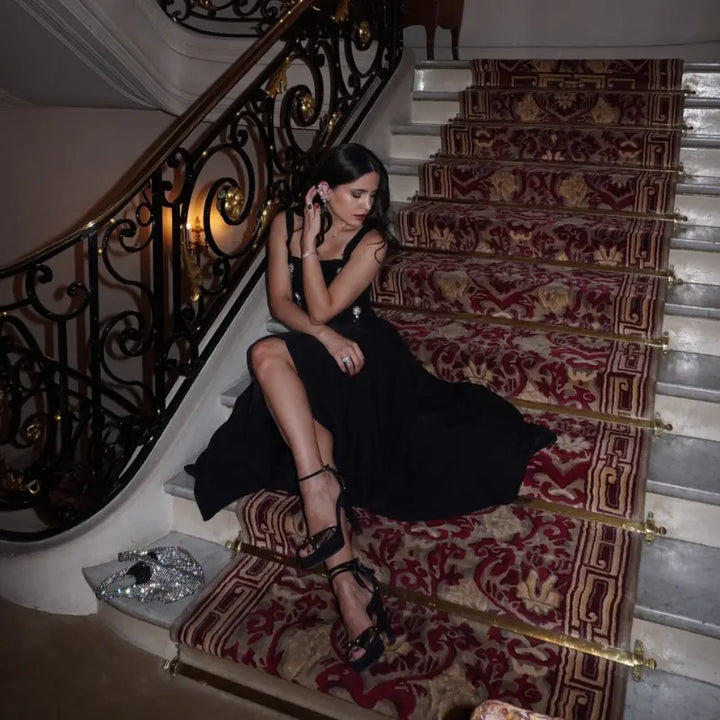 Damen-Midikleid mit elegantem Design, eckigem Ausschnitt, V-Taille und für besondere Anlässe.