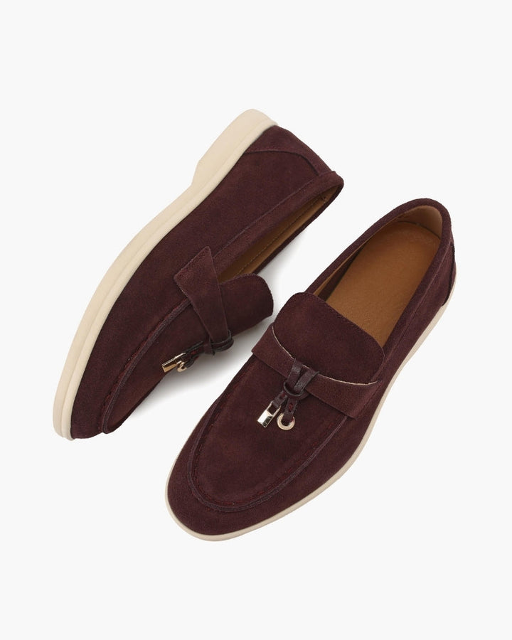 Klassische Damen Loafer mit feiner Steppnaht in Nahaufnahme. Eleganter Schlupfschuh.