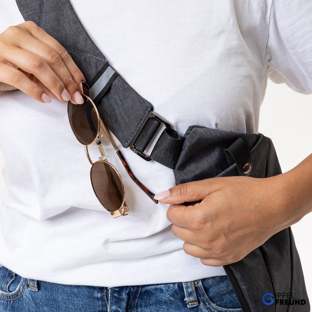 Organisierte Anti-Diebstahl Schultertasche aus strapazierfähigem Oxford Gewebe.