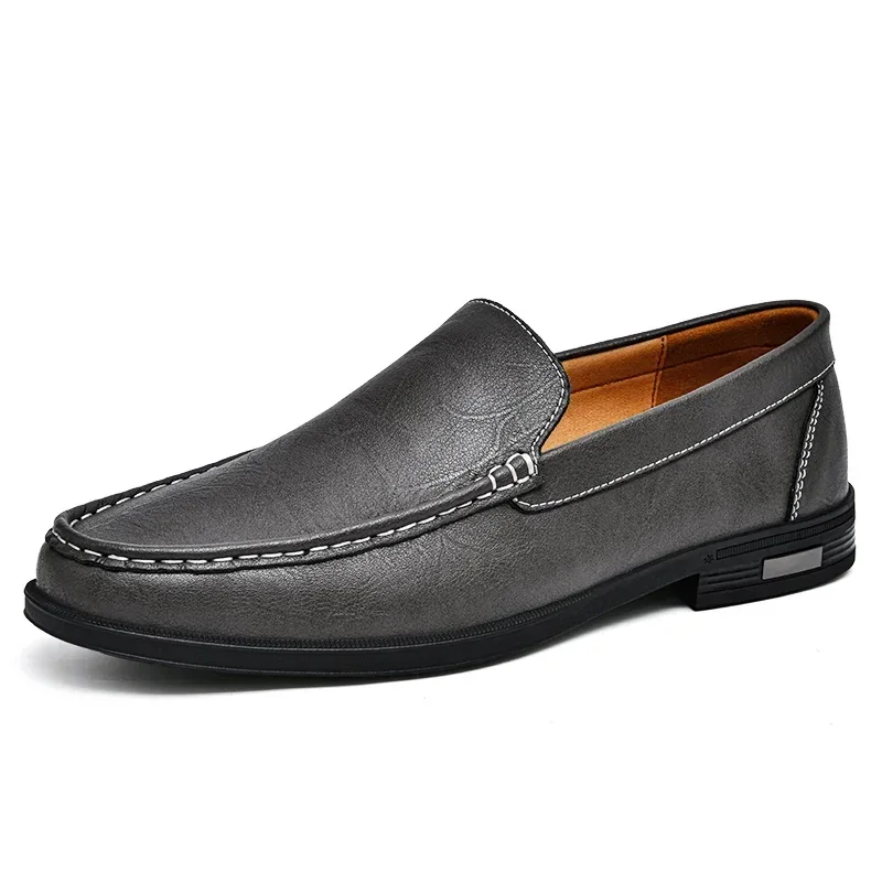 Komfortable blaue italienische Herrenschuhe aus Leder, klassische Slipper für den modernen Mann.