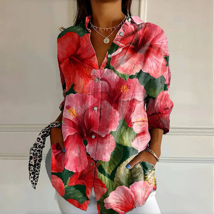 Frontansicht einer eleganten Damen Printbluse mit Knopfleiste, Langarm und lockerem Schnitt.