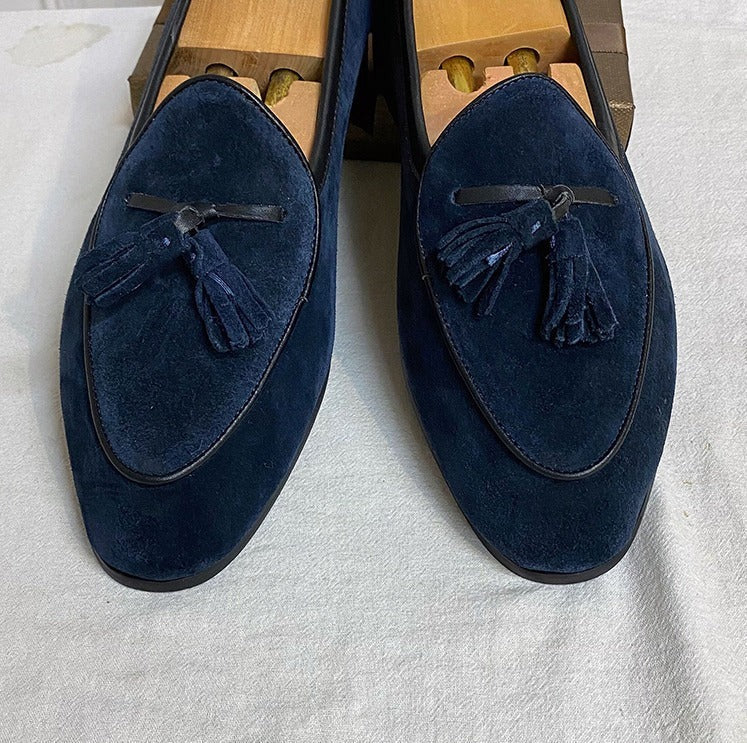 Handgefertigte Herren Slip-On Loafer mit dekorativen Quasten, klassisches Design.
