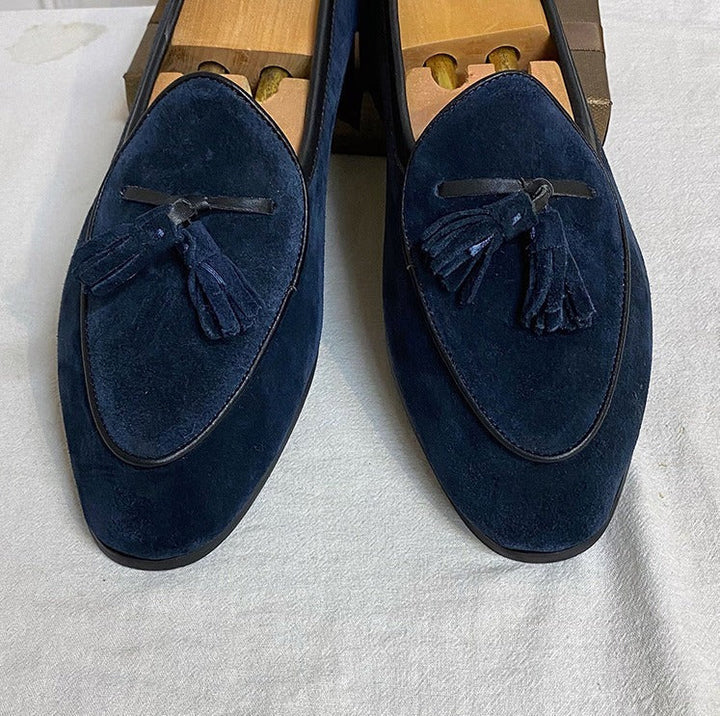 Handgefertigte Herren Slip-On Loafer mit dekorativen Quasten, klassisches Design.