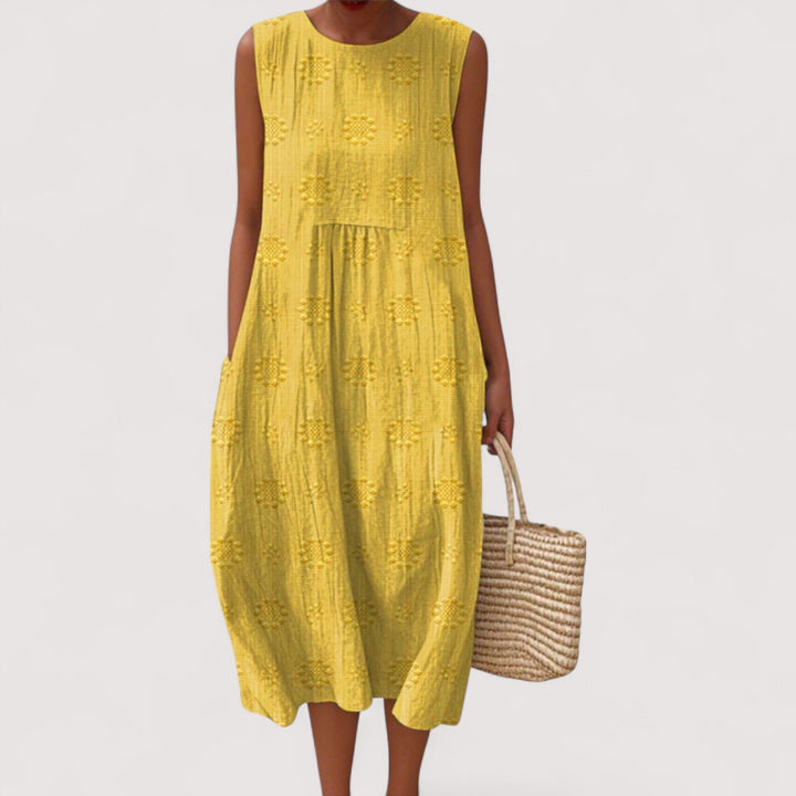 Nahaufnahme vom detaillierten Blumenmuster auf dem ärmellosen Damen Sommerkleid. Weicher, fließender Stoff.