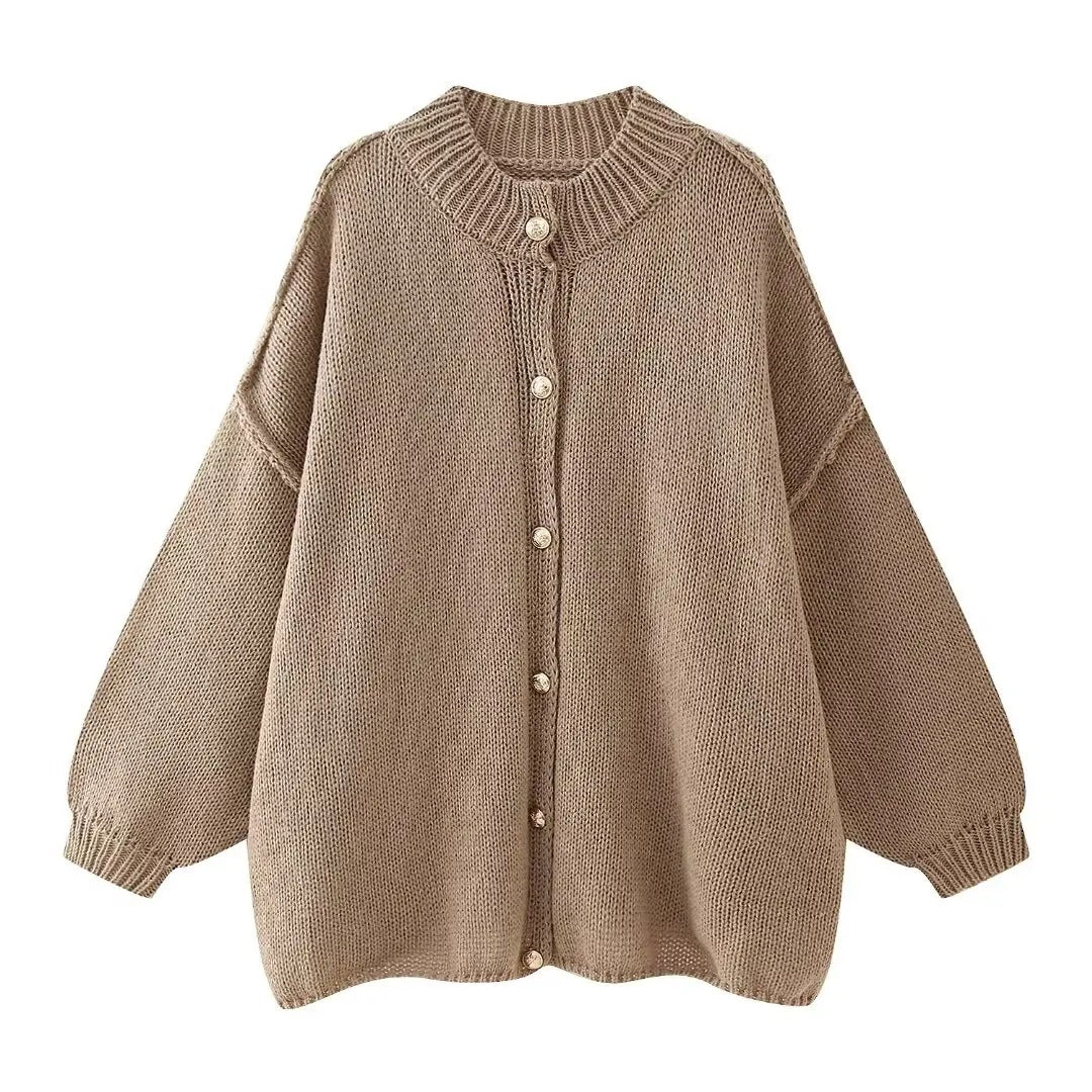 Stilvolle Damen Oversized Strickjacke in Braun mit Knopfleiste. Weite Ärmel bieten lässigen Komfort im Alltag.