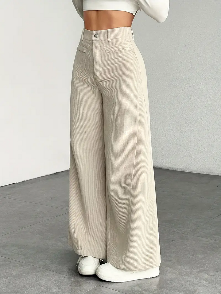 Elegante Damenhose mit hoher Taille & weitem Bein. Stilvolle Business Casual Hose für Herbst- und Wintermode.