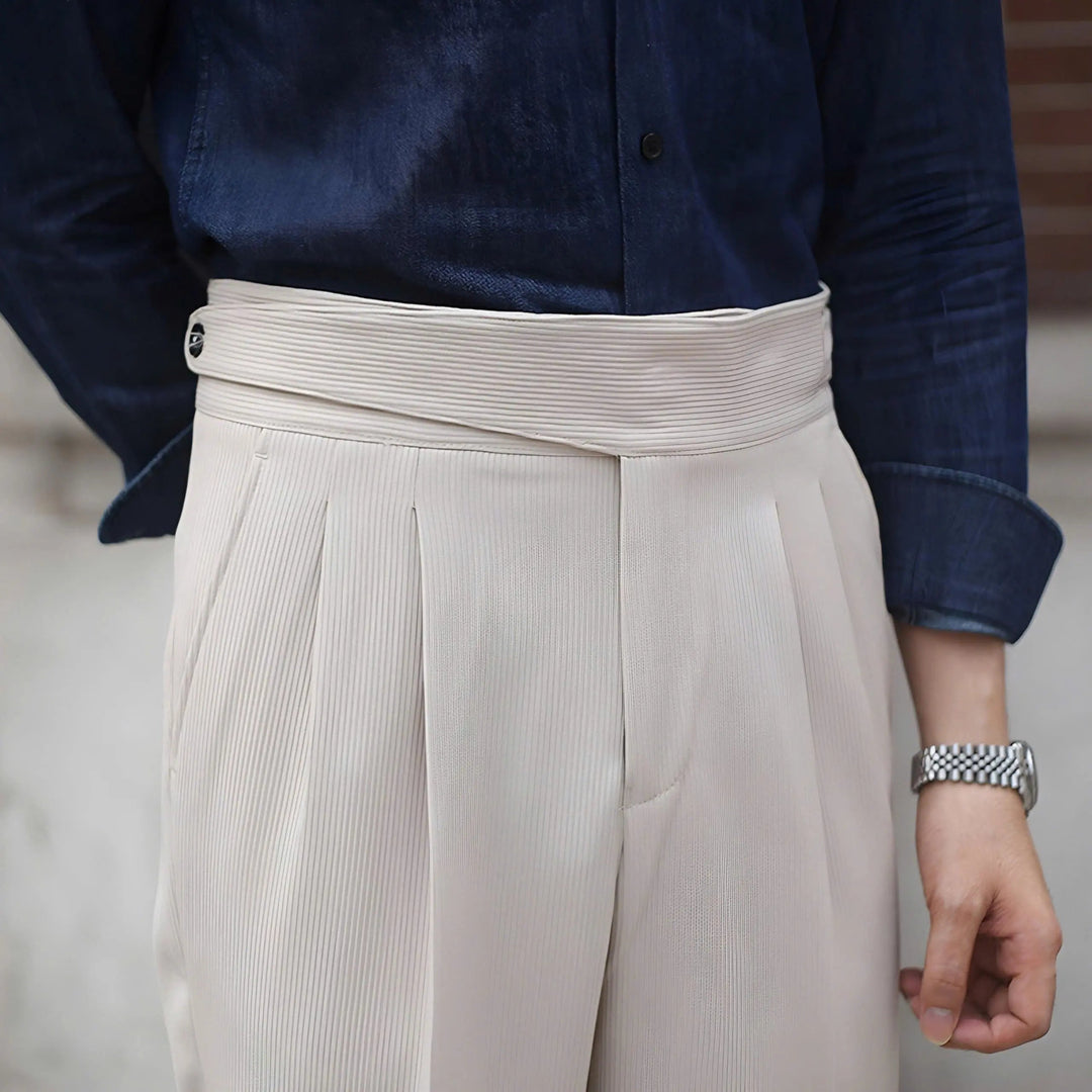 Vielseitige klassische Herrenhose in Braun, bequem für Büro, Freizeit und elegante Outfits.