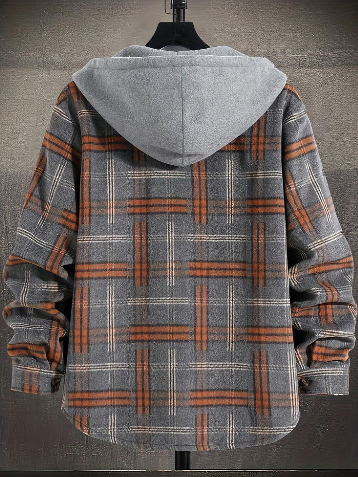 Junger Mann trägt karierte Herren Hemdjacke mit Kapuze. Lässige Outdoor-Jacke für den Herbstspaziergang.