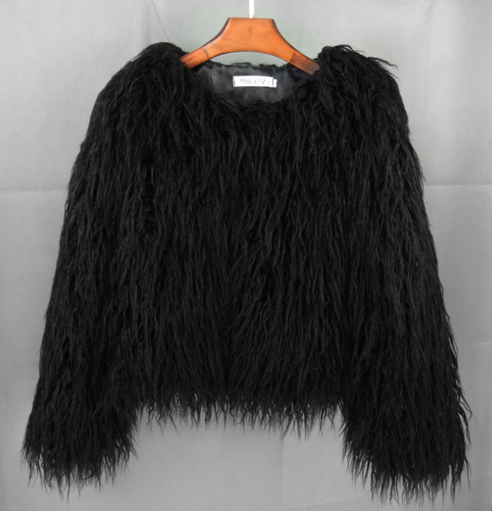 Nahaufnahme des weichen Kunstpelzes am eleganten Damen Wintermantel Soraya.