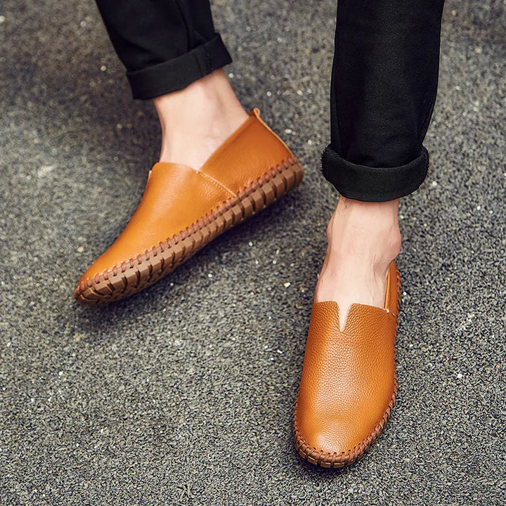 Herren Slip-On Komfortschuhe am Fuß, perfekt für entspannte Freizeit & stilvolle Herbsttage mit gutem Halt.