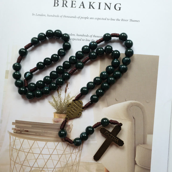 Elegante Damen Rosenkranz-Halskette aus Moosachat-Perlen und silbernem Kreuz; spiritueller Schmuck für Frauen.