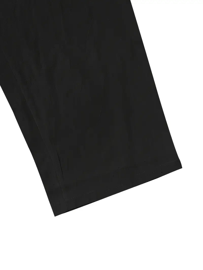 Weiße elegante Herren Freizeithose. Lockerer Schnitt, bequem, stylisch für warme Sommertage.