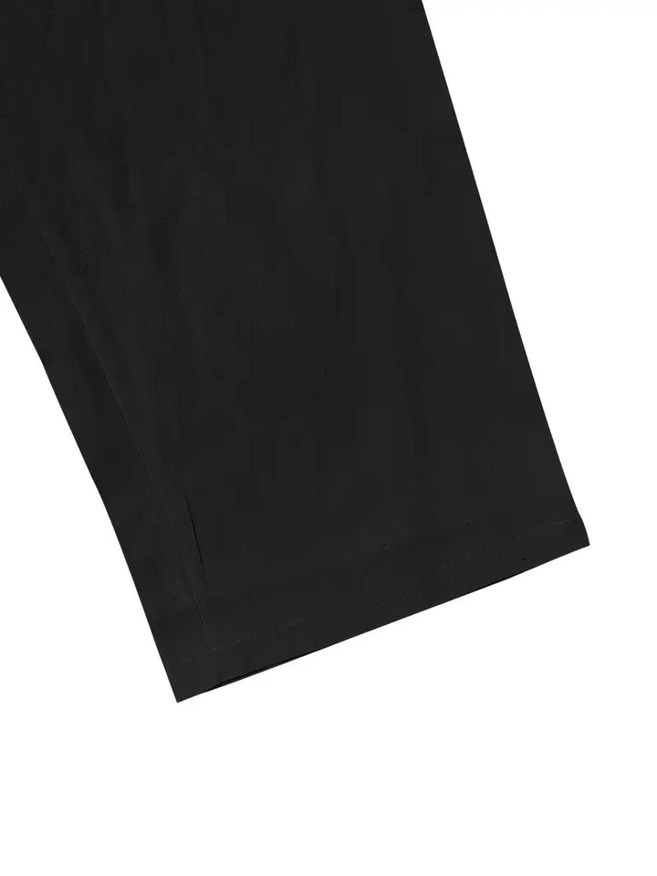 Weiße elegante Herren Freizeithose. Lockerer Schnitt, bequem, stylisch für warme Sommertage.