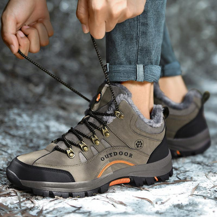 Robuste braune Unisex-Trekkingstiefel, wasserdicht und leicht, mit griffiger Sohle für Bergpfade.