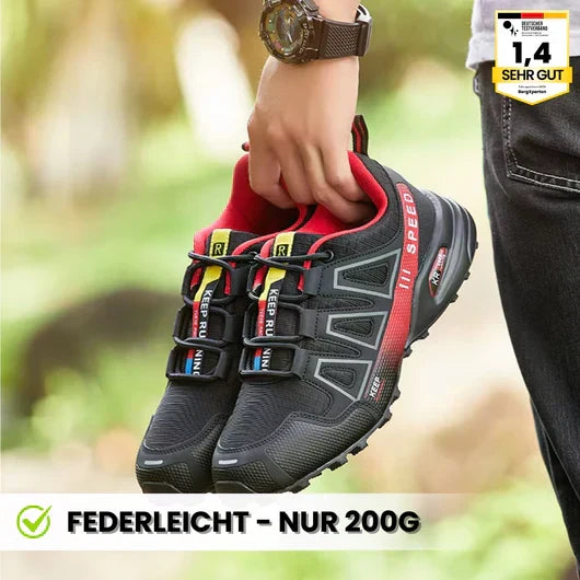 Mann läuft auf einem Pfad mit orthopädischen Herren Trailrunning-Schuhen, genießt Komfort & Sicherheit.