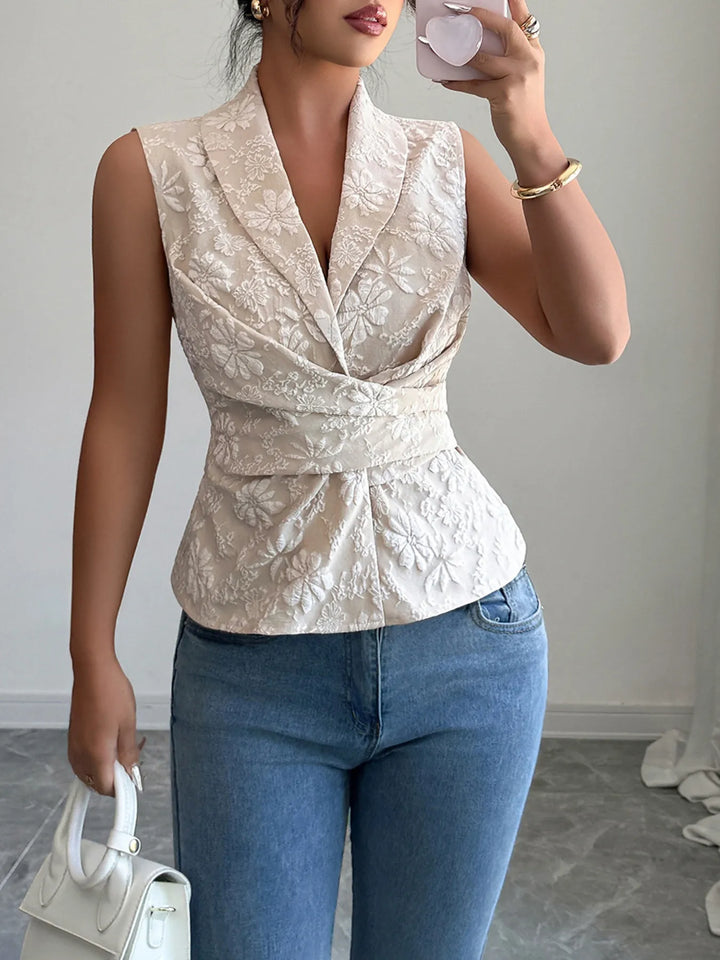 Fließendes Aprikosen-Damen Top, ärmellos, mit charmantem Blumenmuster und Rüschen, perfekt für den Sommer.