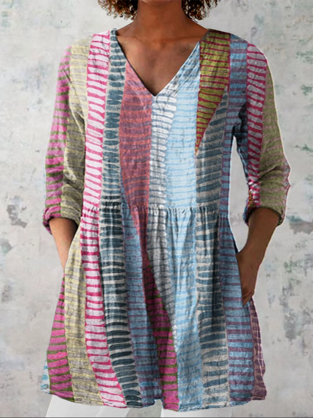 Fließende, mehrfarbige Damen Bluse mit elegantem V-Ausschnitt, lang geschnitten, perfekt für Sommer und vielseitige Outfits.