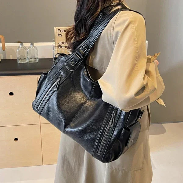 Schwarze Damen Reisetasche, lässig und geräumig. Ideal für den Alltag und Kurztrips.
