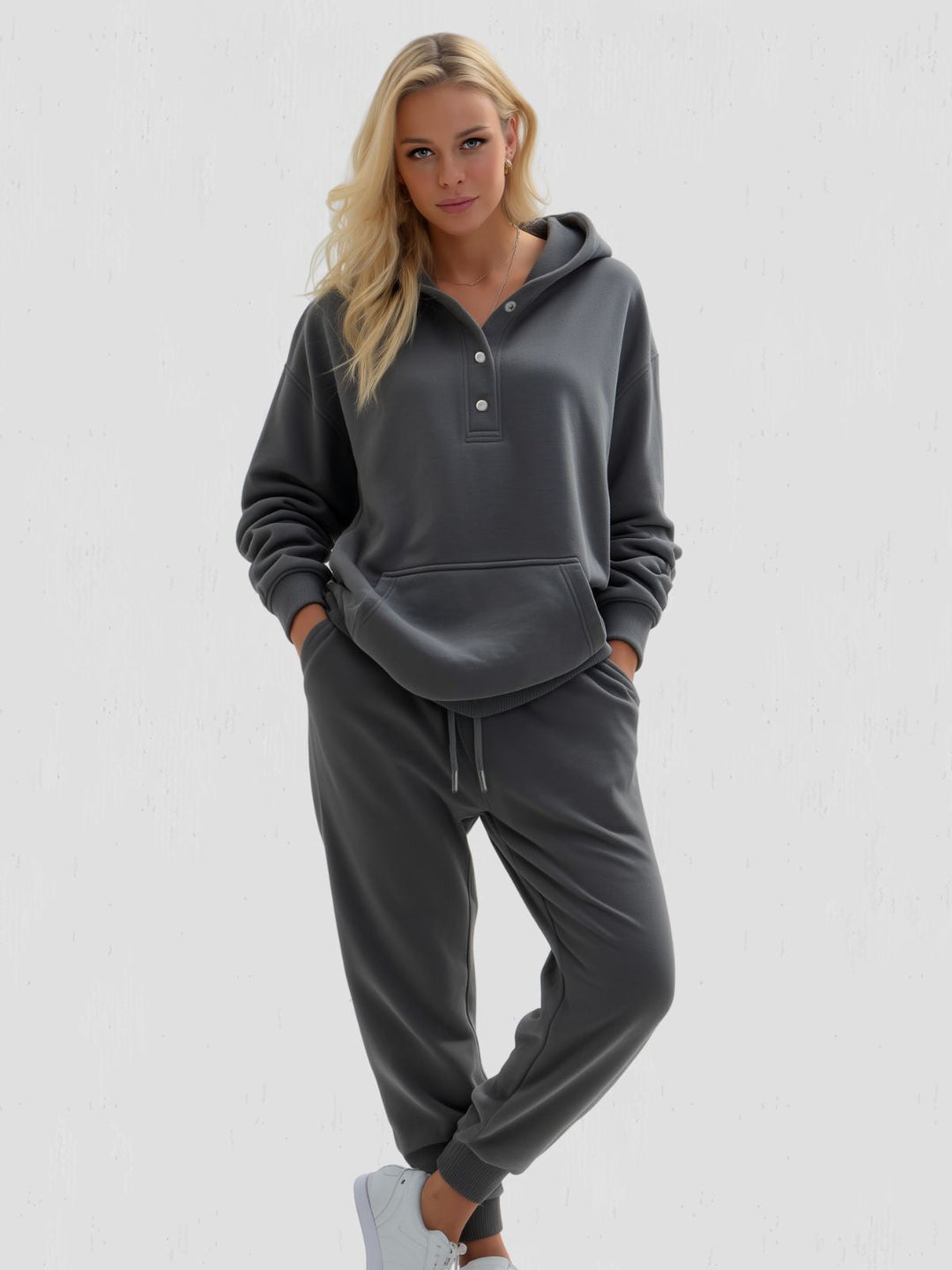 Vielseitiger Damen Kapuzenpullover im Oversized-Stil, mit Viertel-Knopfleiste. Perfekt für Sport & Freizeit.