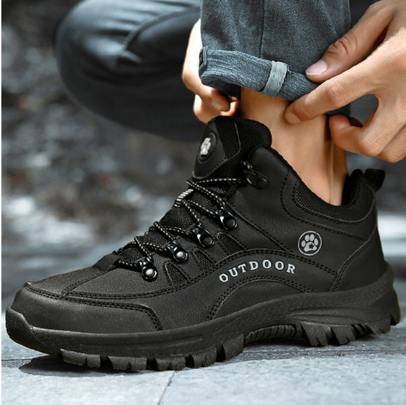 Unisex Wanderstiefel in Schwarz, wasserdicht und leicht, mit rutschfester Sohle für jedes Gelände.