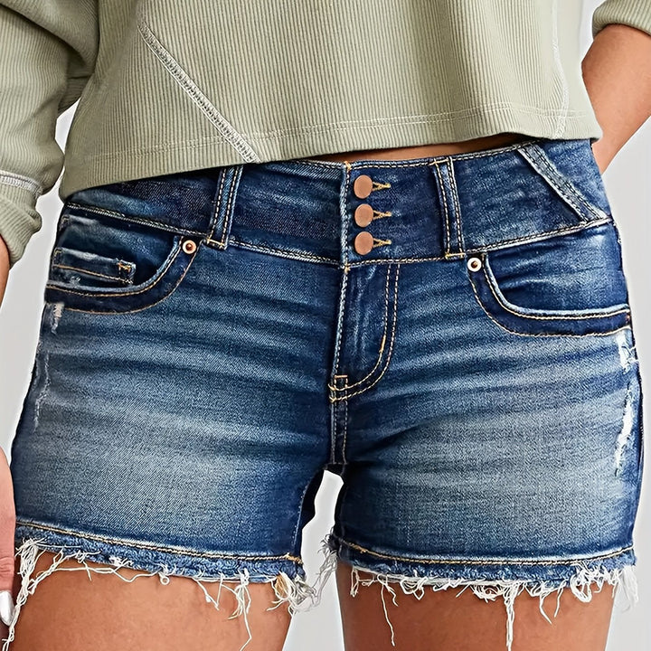 Lässige Sommer Shorts für Damen: Jeans, Used-Look, fransiger Saum. Mode für Freizeit.