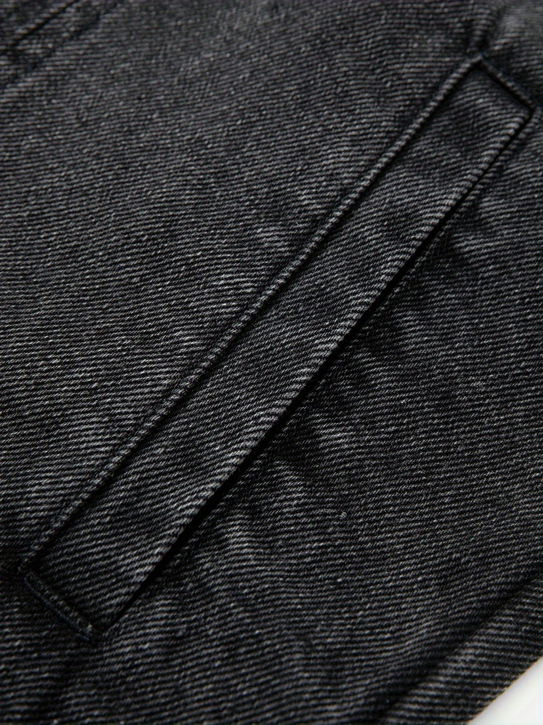 Trendige Herren-Denimweste im modernen Streetwear-Design. Ärmellos für vielseitige Freizeit-Looks & Urban-Mode.