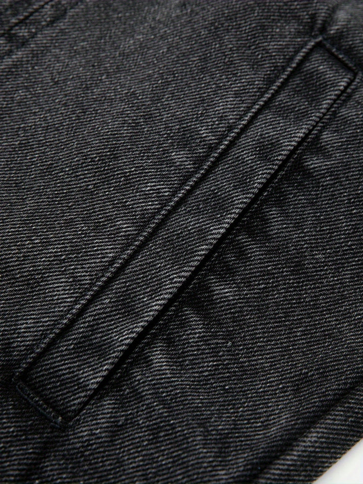 Trendige Herren-Denimweste im modernen Streetwear-Design. Ärmellos für vielseitige Freizeit-Looks & Urban-Mode.