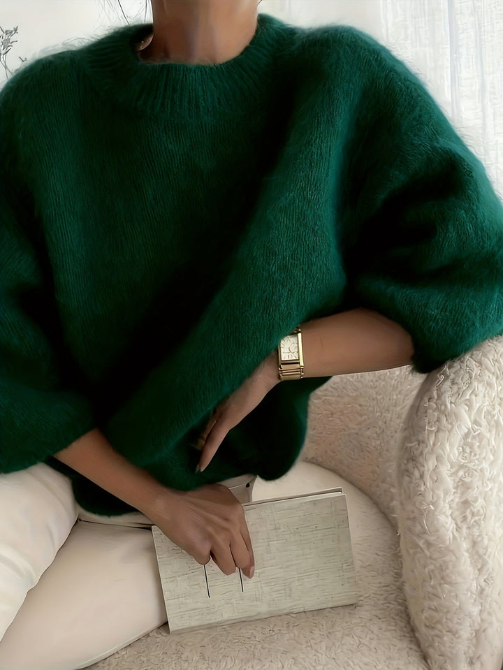 Grüner Oversized Damen Pullover, gemütlich und flauschig, modernes Herbst-Winter-Oberteil in Trendfarbe.