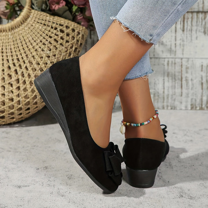 Nahaufnahme der eleganten Schleife an Damen Ballerinas mit gepolsterter Sohle.