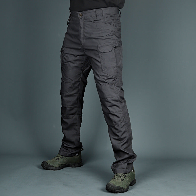 Robuste Herren Taktische Outdoor-Hose mit Camouflage-Muster. Strapazierfähig für anspruchsvolle Bedingungen.