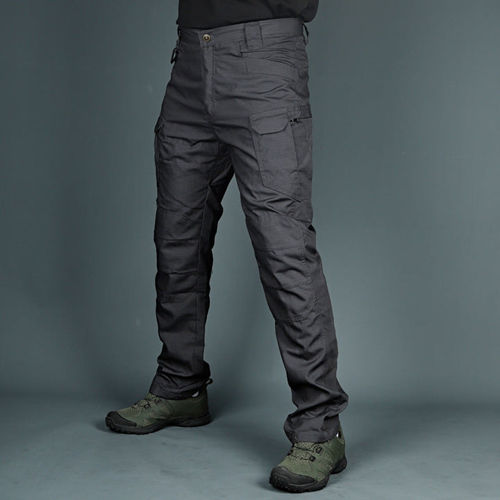 Robuste Herren Taktische Outdoor-Hose mit Camouflage-Muster. Strapazierfähig für anspruchsvolle Bedingungen.