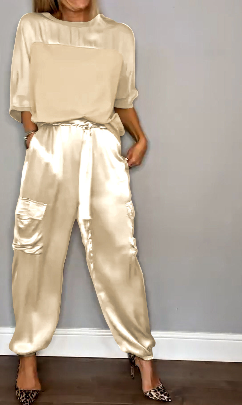 Nahaufnahme des weichen Stoffes vom Kamila Zweiteiler, ideal für ein gemütliches Herbstoutfit.