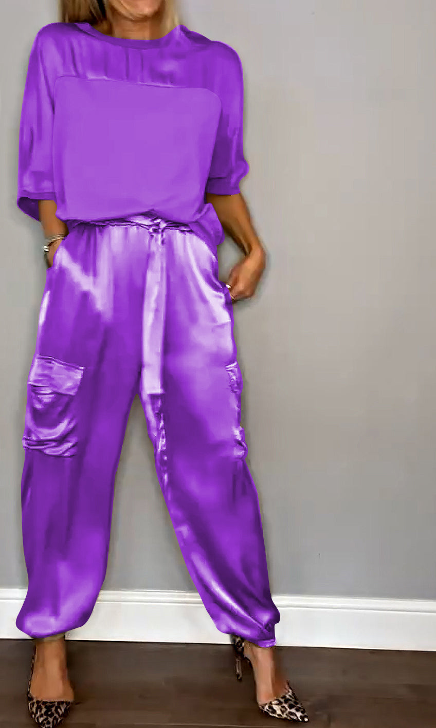 Model trägt stylisches Damen Kamila Set. Perfekter Zweiteiler für Herbstmode und Freizeit.