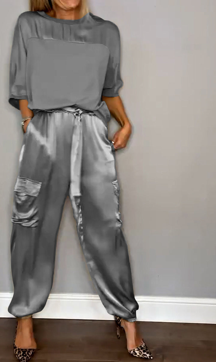 Model in komfortablem Kamila Set. Stylischer Damen Zweiteiler, perfekt für aktive Herbsttage.