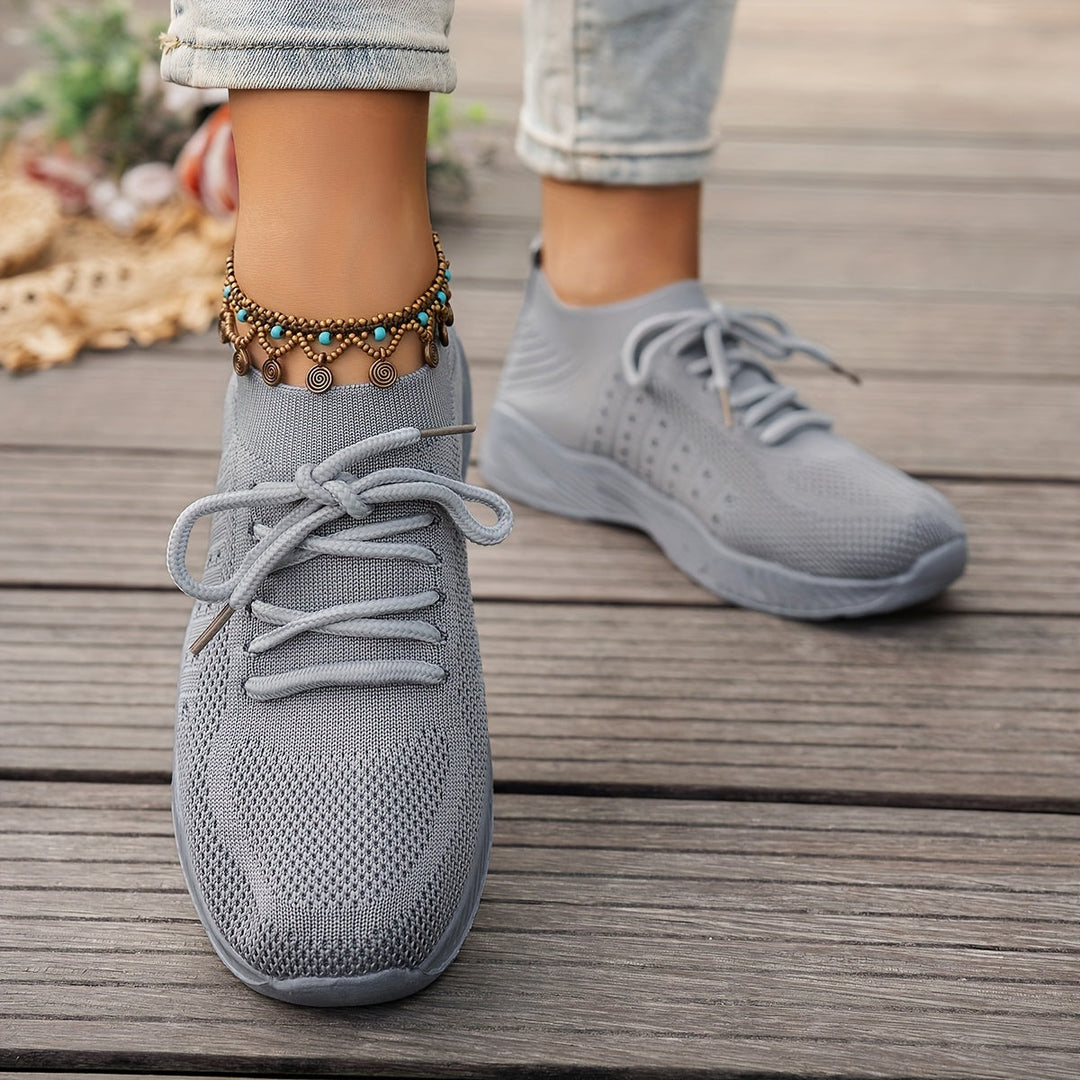Walkingschuhe für Damen in Grau. Bequeme, leichte Sneaker, perfekt für Sport und Freizeit. Sommerlich.