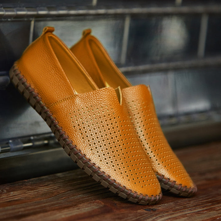 Detailansicht der bequemen Herren Slip-On Schuhe, zeigt hochwertiges Material für Komfort & Stil im Alltag.
