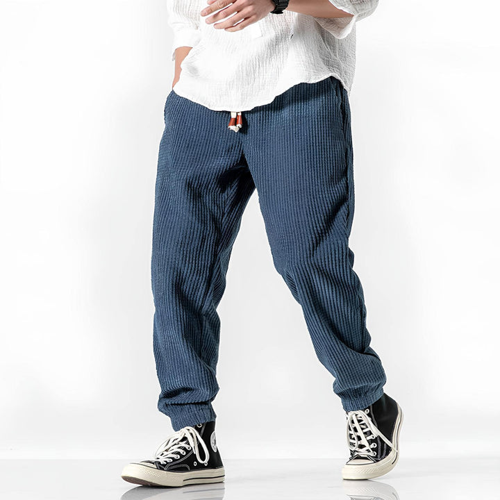 Herren Cordhose mit geradem Bein in klassischem Braun für Freizeit und Business Casual. Bequeme, vielseitige Alltagshose.