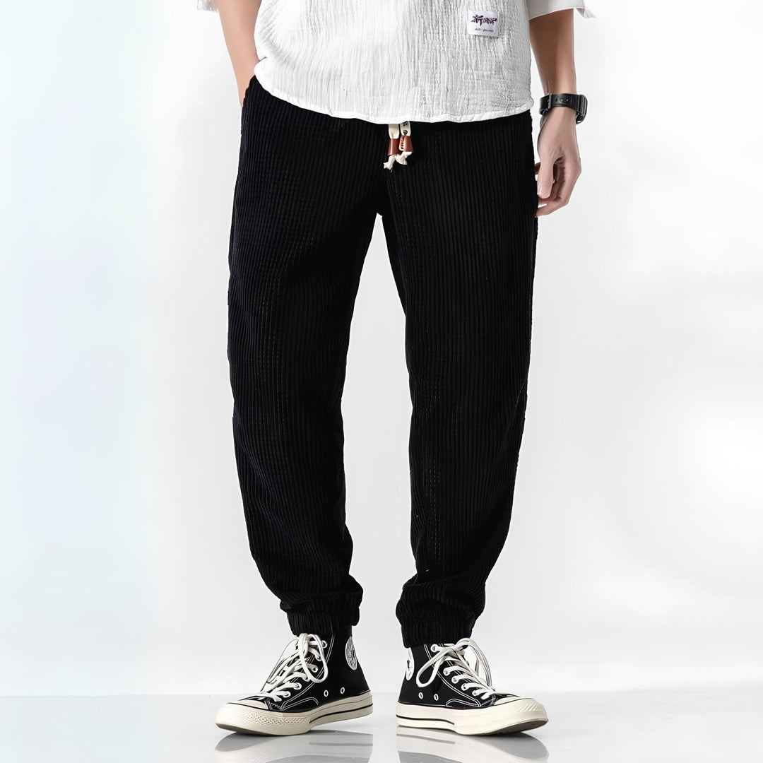 Detailaufnahme einer bequemen Herren Cordhose. Die feine Cordstruktur ist sichtbar, ideal für Herbst/Winter Männer Mode.