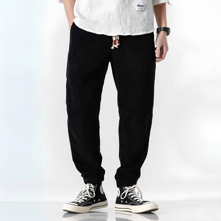 Detailaufnahme einer bequemen Herren Cordhose. Die feine Cordstruktur ist sichtbar, ideal für Herbst/Winter Männer Mode.